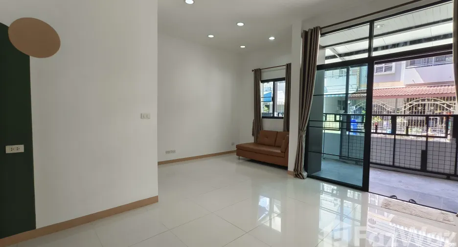 For rent 3 bedrooms townhouse in Pak Kret, Nonthaburi