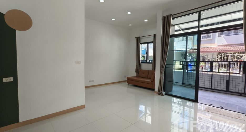 For rent 3 bedrooms townhouse in Pak Kret, Nonthaburi