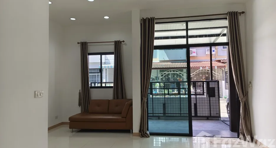 For rent 3 bedrooms townhouse in Pak Kret, Nonthaburi