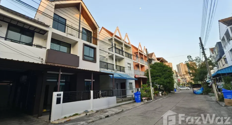 For rent 3 bedrooms townhouse in Pak Kret, Nonthaburi
