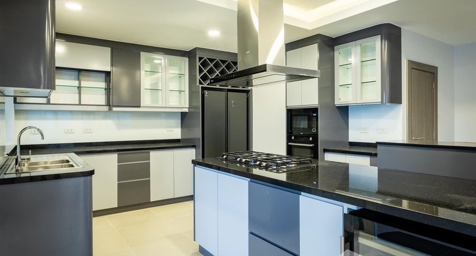 For sale 4 bedrooms villa in Bang Lamung, Chonburi