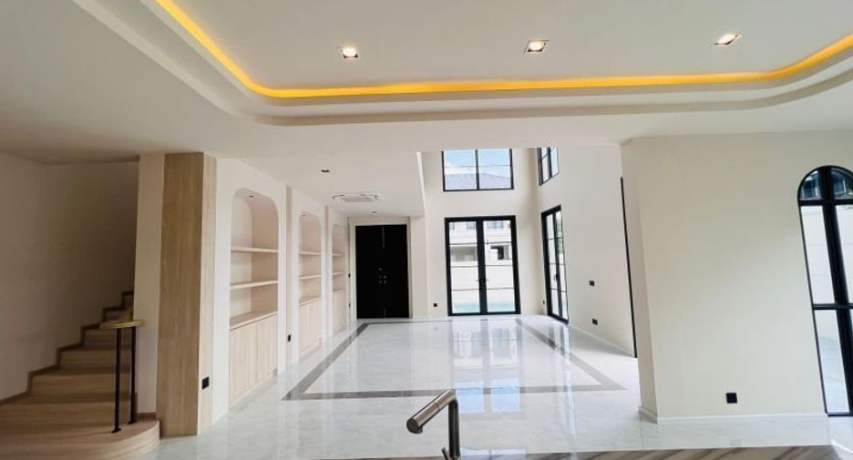 For sale 4 bedrooms villa in Bang Lamung, Chonburi