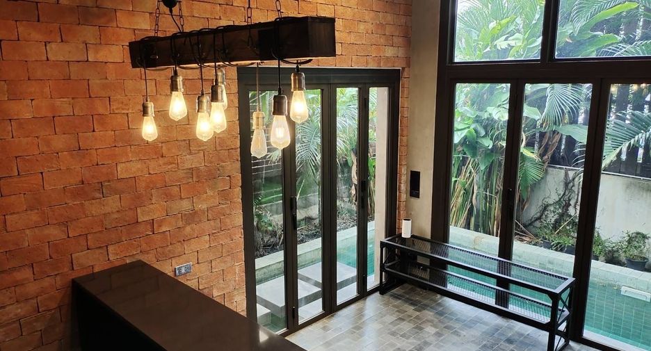 Villa en venta y en alquiler de 5 habitaciones en Watthana, Bangkok