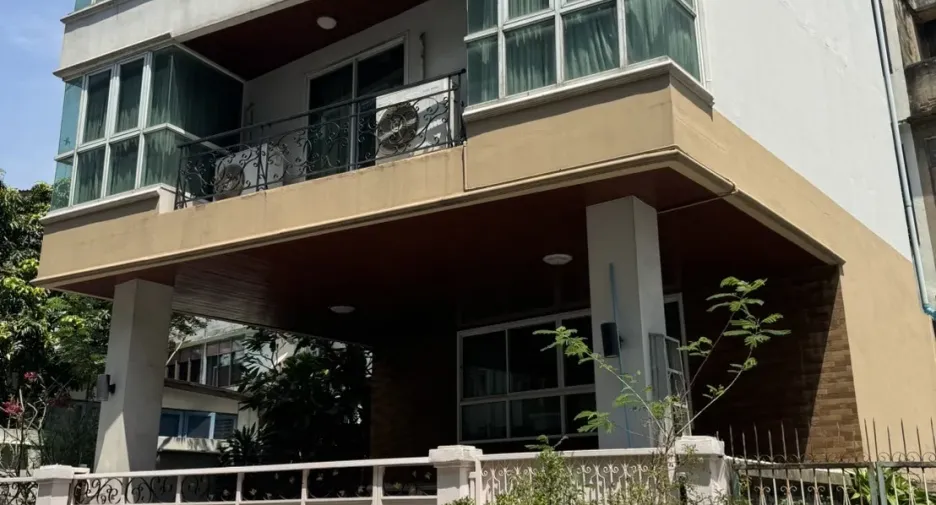 出售 5 卧室 联排别墅 在 Suan Luang, 曼谷