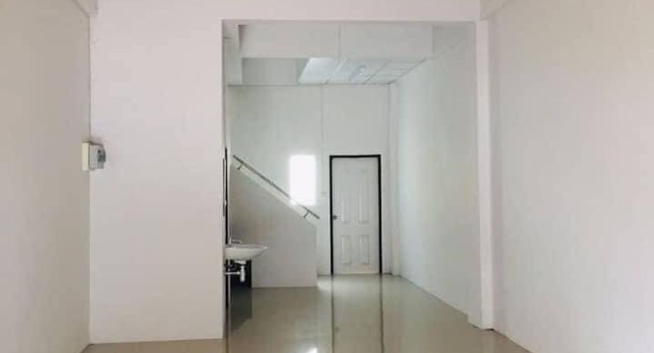 À vendre 2 chambres local commercial à Si Racha, Chonburi