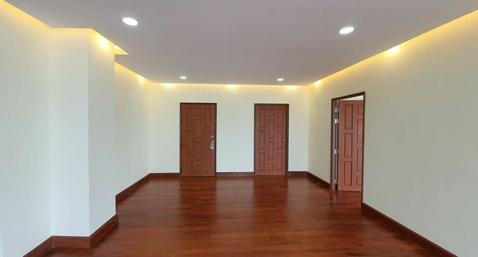 For sale 4 bedrooms condo in Huai Khwang, Bangkok