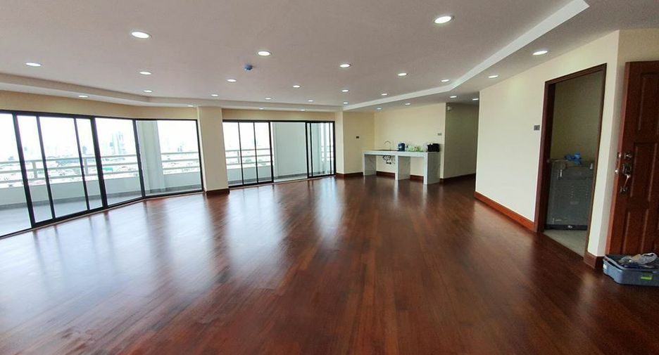 For sale 4 bedrooms condo in Huai Khwang, Bangkok