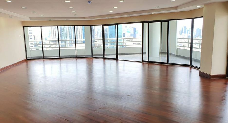 For sale 4 bedrooms condo in Huai Khwang, Bangkok
