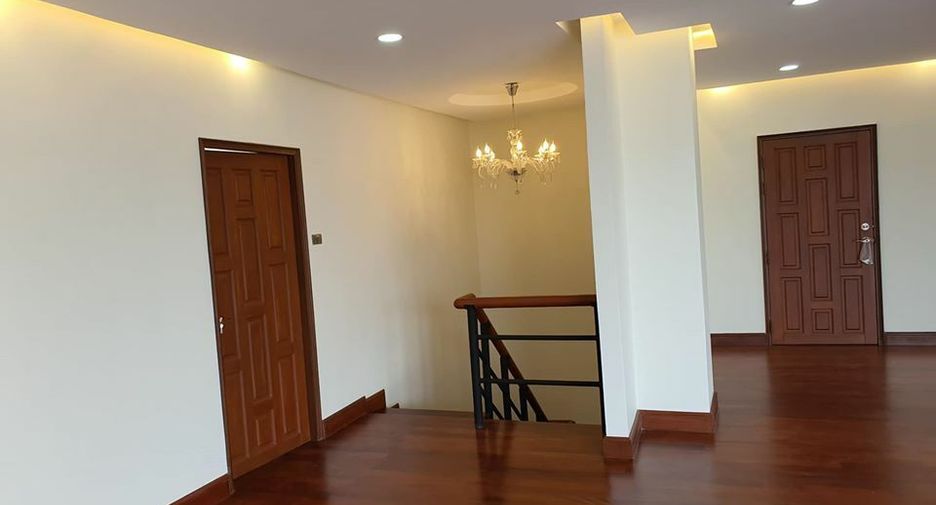 For sale 4 bedrooms condo in Huai Khwang, Bangkok