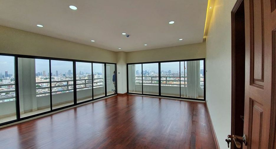 For sale 4 bedrooms condo in Huai Khwang, Bangkok