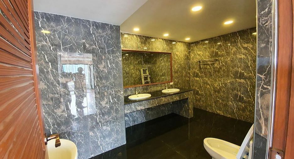 For sale 4 bedrooms condo in Huai Khwang, Bangkok