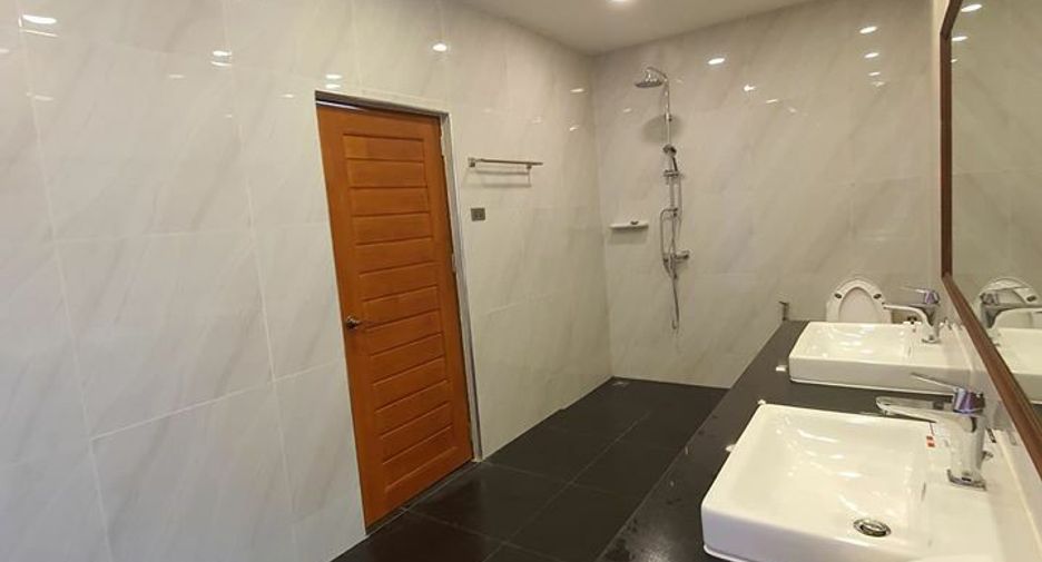 For sale 4 bedrooms condo in Huai Khwang, Bangkok