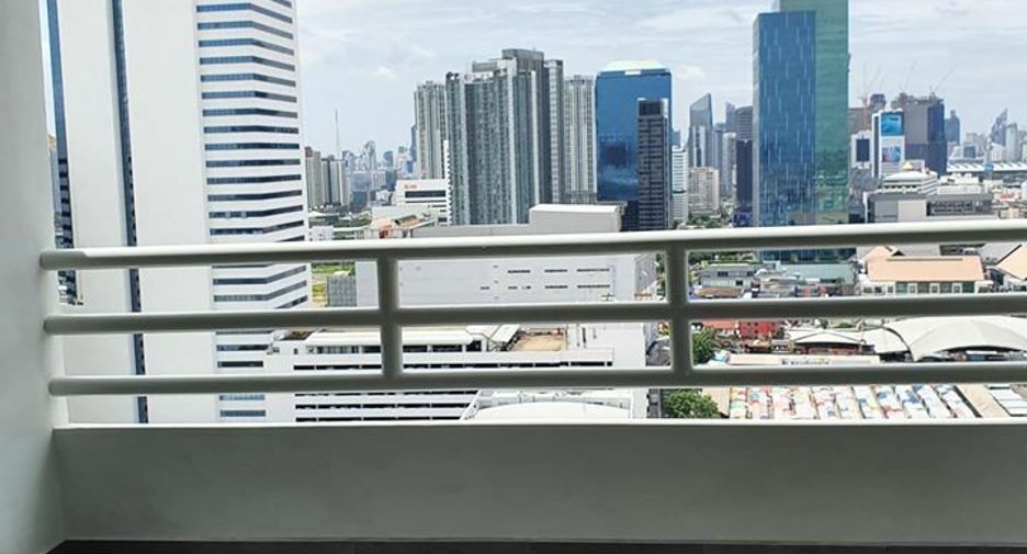 For sale 4 bedrooms condo in Huai Khwang, Bangkok
