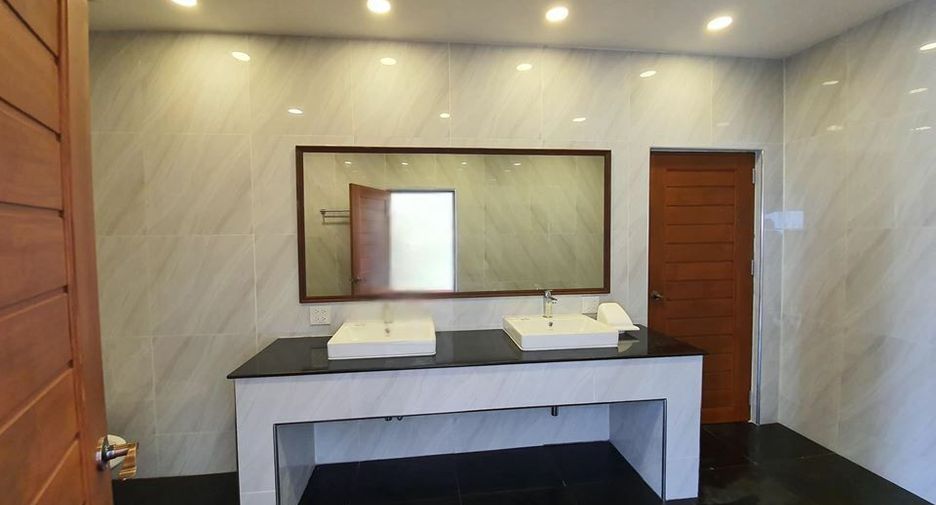 For sale 4 bedrooms condo in Huai Khwang, Bangkok