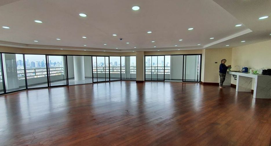 For sale 4 bedrooms condo in Huai Khwang, Bangkok