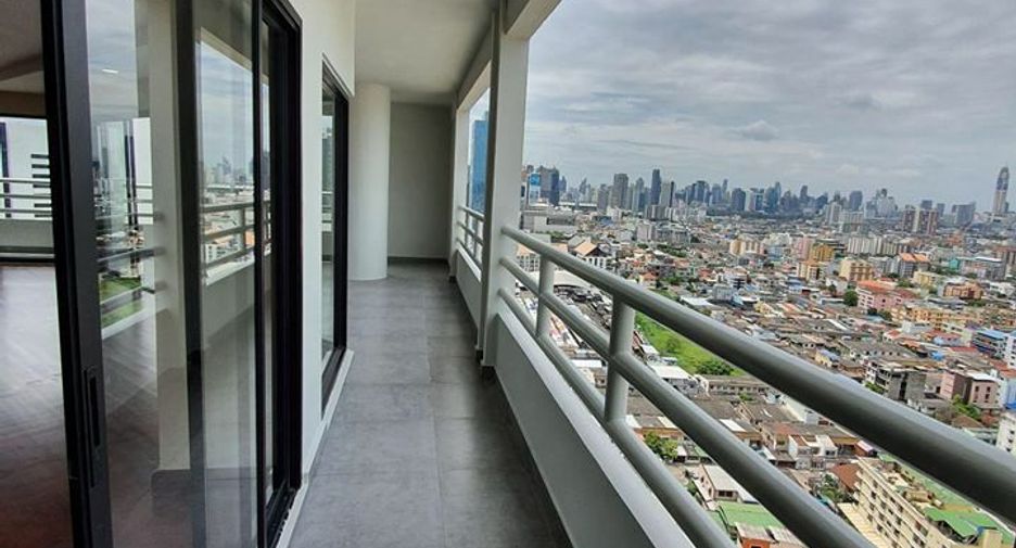 For sale 4 bedrooms condo in Huai Khwang, Bangkok