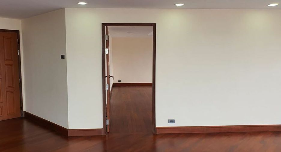 For sale 4 bedrooms condo in Huai Khwang, Bangkok