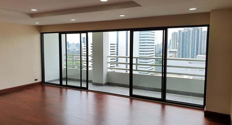 For sale 4 bedrooms condo in Huai Khwang, Bangkok