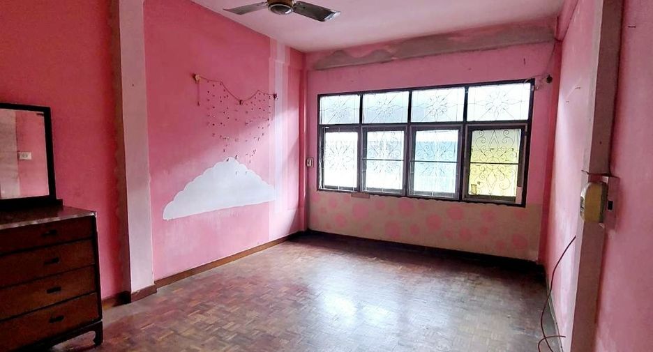 For sale 3 bedrooms retail Space in Dusit, Bangkok