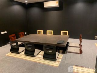 For sale 4 bedrooms retail Space in Watthana, Bangkok