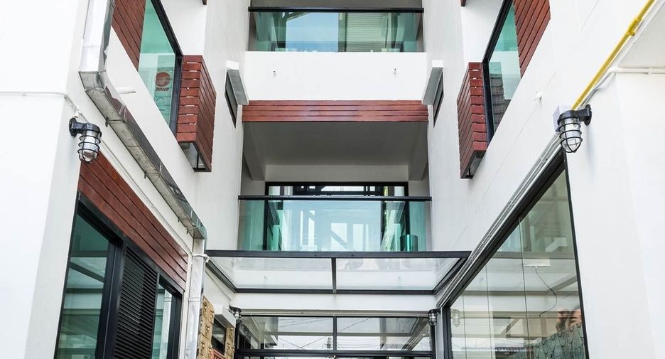 For sale 45 bedrooms hotel in Si Racha, Chonburi