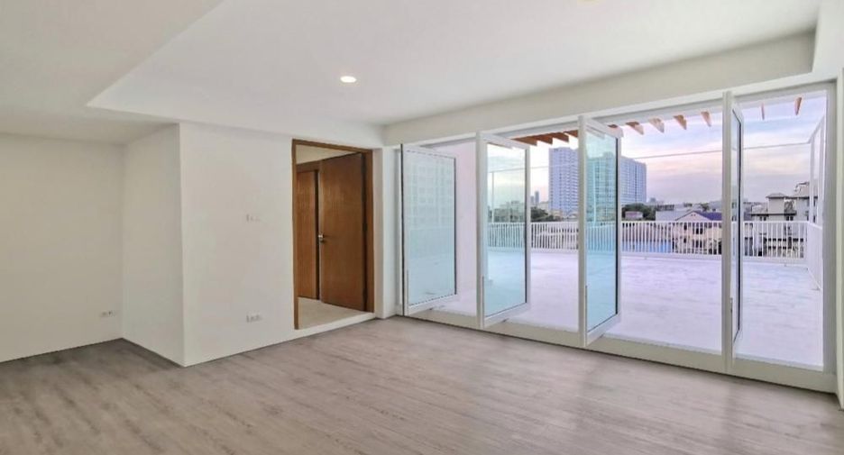 Casa en venta y en alquiler de 6 habitaciones en Phra Khanong, Bangkok