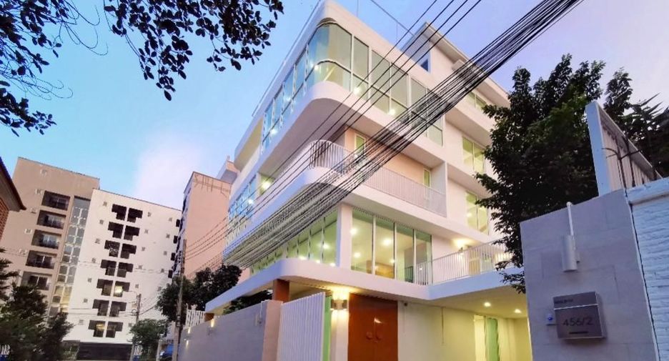 Casa en venta y en alquiler de 6 habitaciones en Phra Khanong, Bangkok