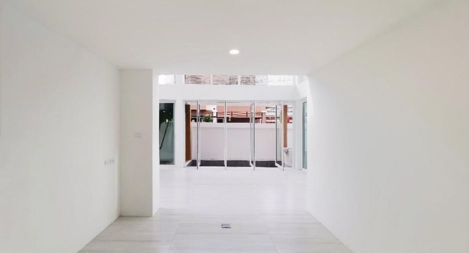 Casa en venta y en alquiler de 6 habitaciones en Phra Khanong, Bangkok