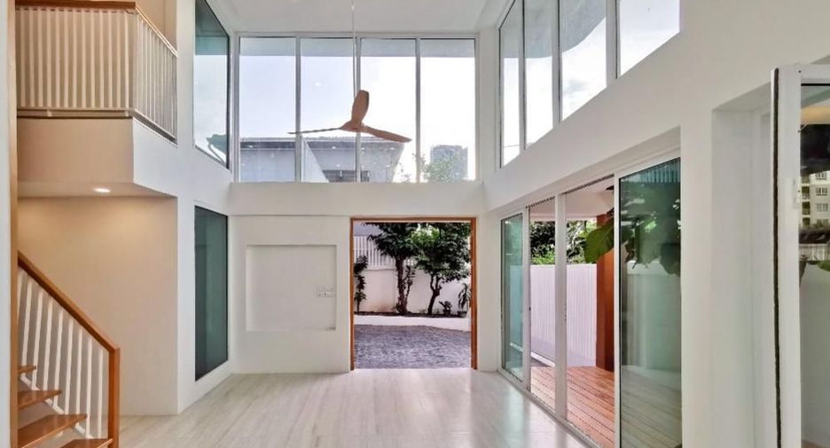 Casa en venta y en alquiler de 6 habitaciones en Phra Khanong, Bangkok