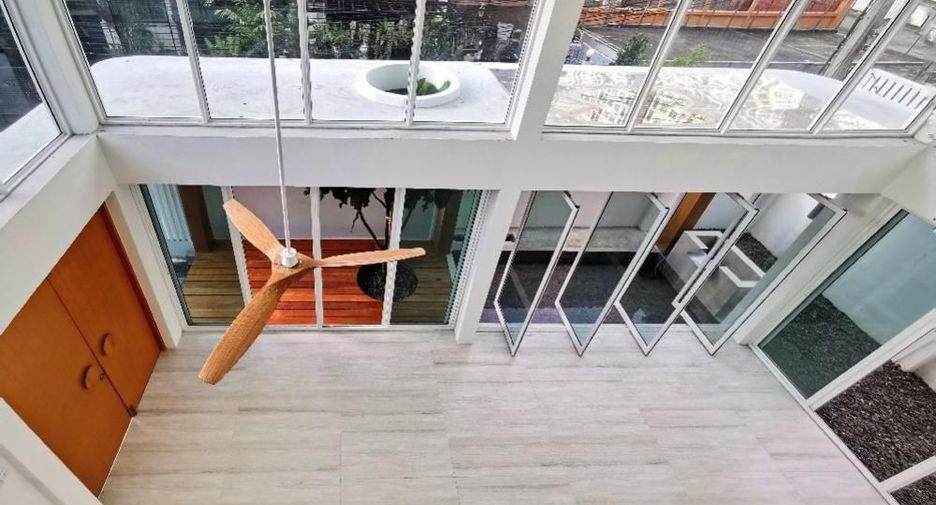 Casa en venta y en alquiler de 6 habitaciones en Phra Khanong, Bangkok