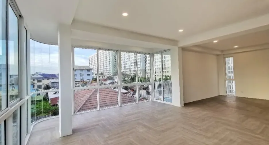 Casa en venta y en alquiler de 6 habitaciones en Phra Khanong, Bangkok