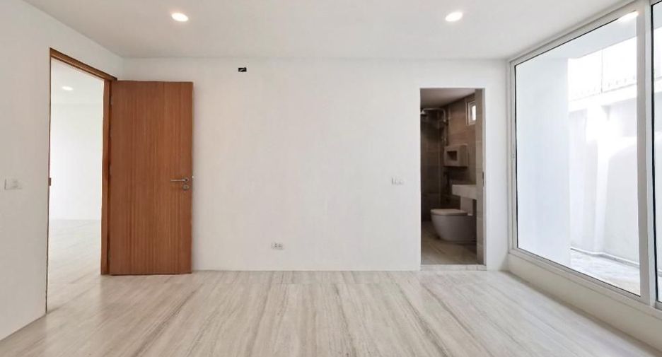 Casa en venta y en alquiler de 6 habitaciones en Phra Khanong, Bangkok