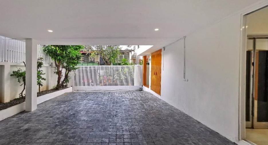 Casa en venta y en alquiler de 6 habitaciones en Phra Khanong, Bangkok