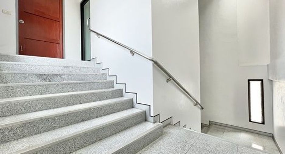 For sale 10 ベッドルーム office in Phra Khanong, Bangkok
