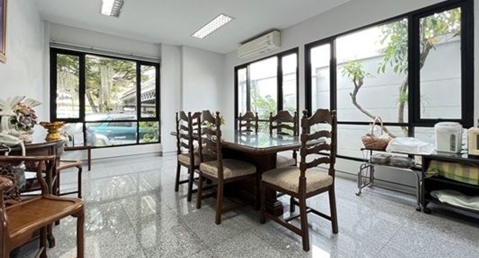 For sale 10 ベッドルーム office in Phra Khanong, Bangkok