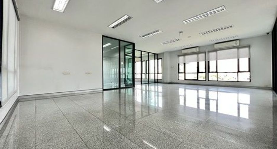 Büro zum Kauf mit 10 Zimmer in Phra Khanong, Bangkok