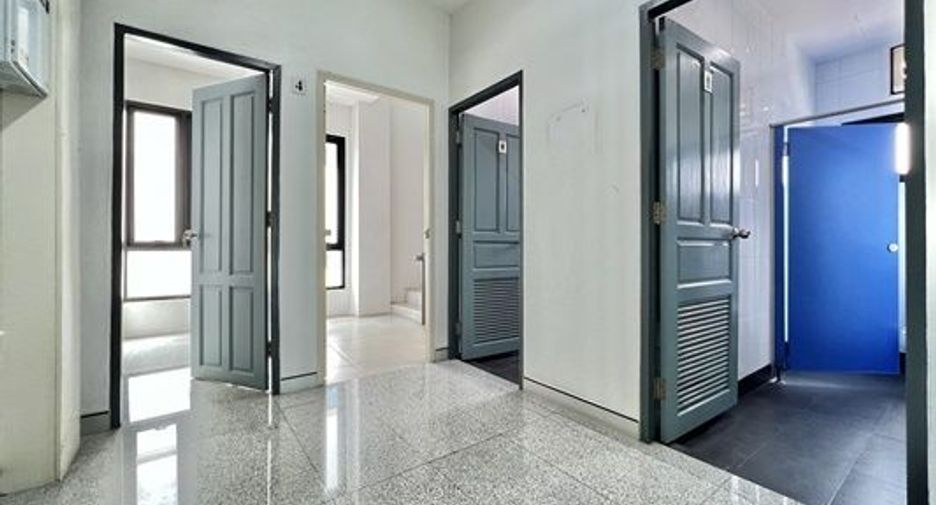 For sale 10 ベッドルーム office in Phra Khanong, Bangkok