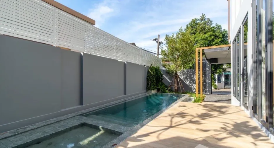 For sale 3 bedrooms townhouse in Wang Thonglang, Bangkok