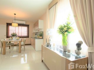 À vendre 3 chambres maison de ville à Si Racha, Chonburi