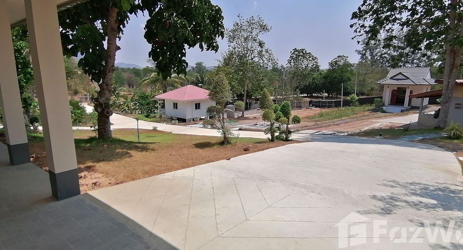Casa en venta de 4 habitaciones en Nong Ya Plong, Phetchaburi