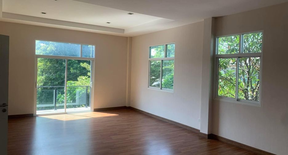 For sale 4 bedrooms house in Khlong Sam Wa, Bangkok