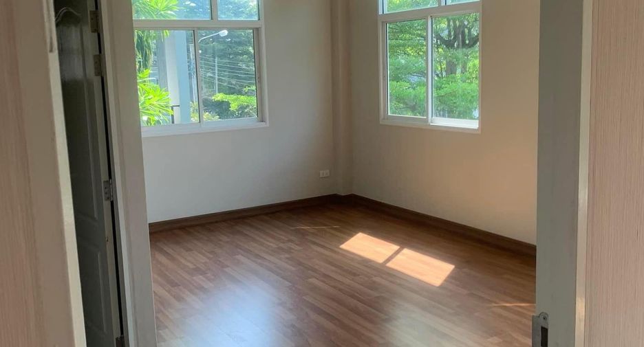 For sale 4 bedrooms house in Khlong Sam Wa, Bangkok