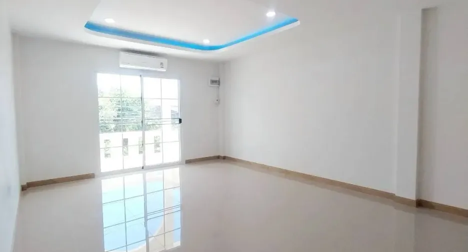 For sale 2 bedrooms townhouse in Mueang Tak, Tak