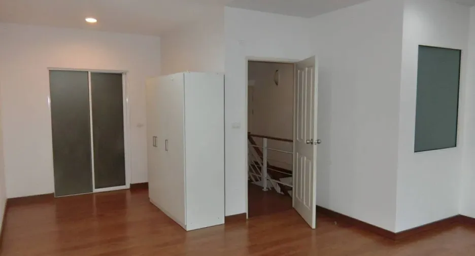 For sale そして for rent 3 ベッドルーム townhouse in Chom Thong, Bangkok