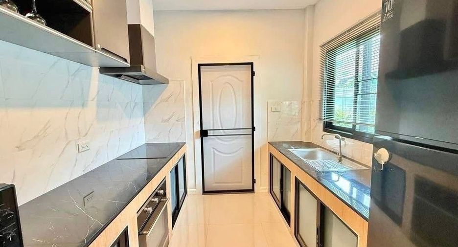 Villa en alquiler de 3 habitaciones en Bang Lamung, Chonburi