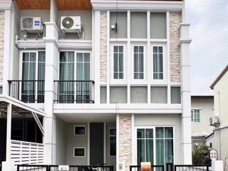 À vendre 3 chambres maison de ville à Bang Khen, Bangkok
