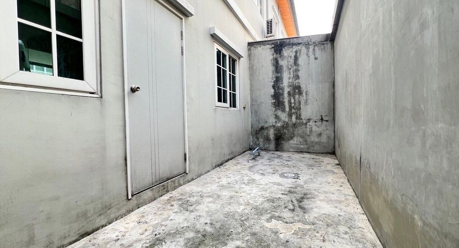 For sale 3 bedrooms townhouse in Bang Khen, Bangkok