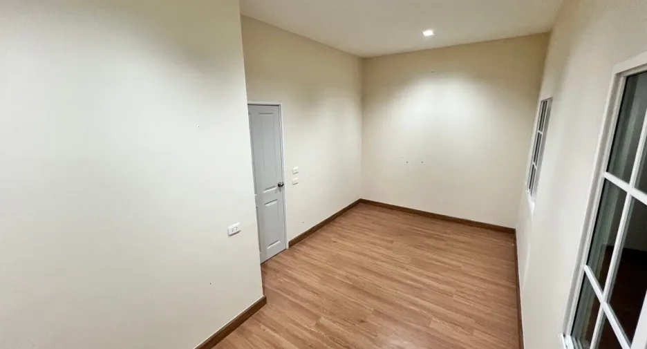 For sale 3 bedrooms townhouse in Bang Khen, Bangkok