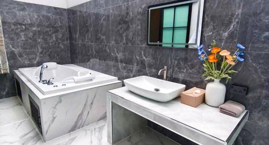 For sale 4 bedrooms house in Khlong Sam Wa, Bangkok