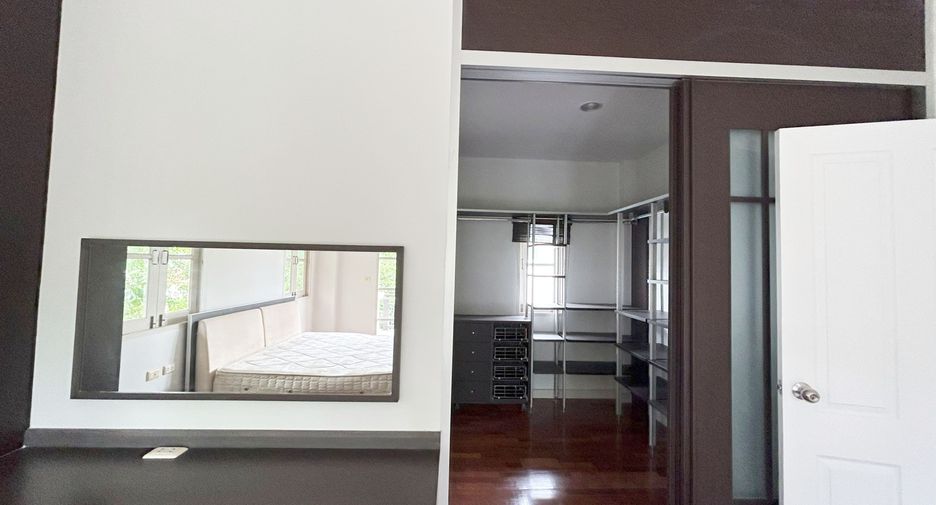 For sale 3 bedrooms house in Khan Na Yao, Bangkok